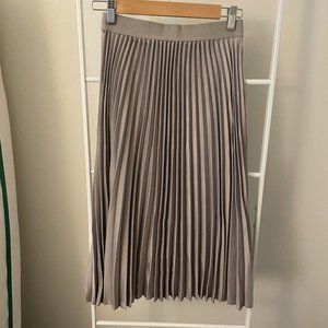 H&M Pleated Skirt in Taupe